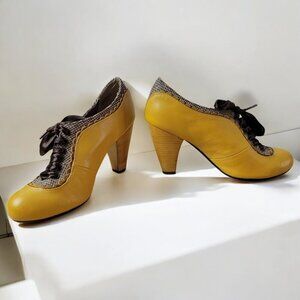 Poetic License Backlash Oxford Yellow Heels - Size 7 1/2